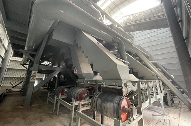山東振動篩下成品輸送機現(xiàn)場實拍.jpg